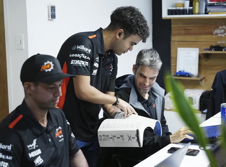 Trabajadores de oficina en JGR Autodist